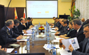Las delegaciones de España (izda.) y Polonia, encabezadas por sus respectivos secretarios de Estado de Defensa, Pedro Argüelles y Czeslaw Mrozek, en la reunión celebrada hoy en Varsovia.