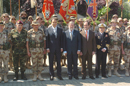 El Presidente del Gobierno, Jose Luis Rodríguez Zapatero, el Ministro de Defensa, José Bono y el Presidente de Extremadura, Juan Carlos Rodríguez Ibarra con miembros de la Brigada Plus Ultra II