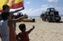 Niños saludando a las tropas durante el desembarco en la playa de Tiro