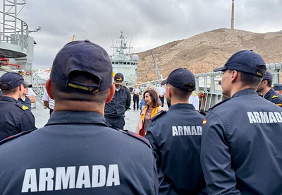 Margarita Robles destaca la disposición y disponibilidad de la Armada