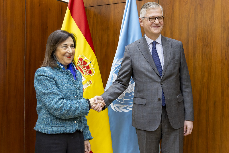 La ministra de Defensa y el secretario general adjunto de Operaciones de Paz de la ONU confirman su voluntad de seguir col...