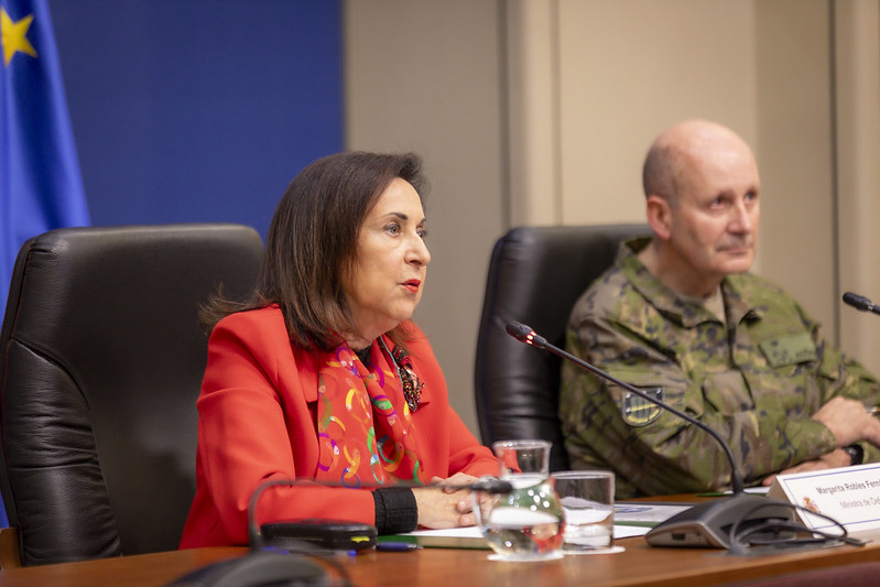 La ministra mantiene una reunión por videoconferencia con el mando de la Fuerza Naval de la operación EUNAVFOR-ATALANTA y con el contingente español desplegado en la zona.