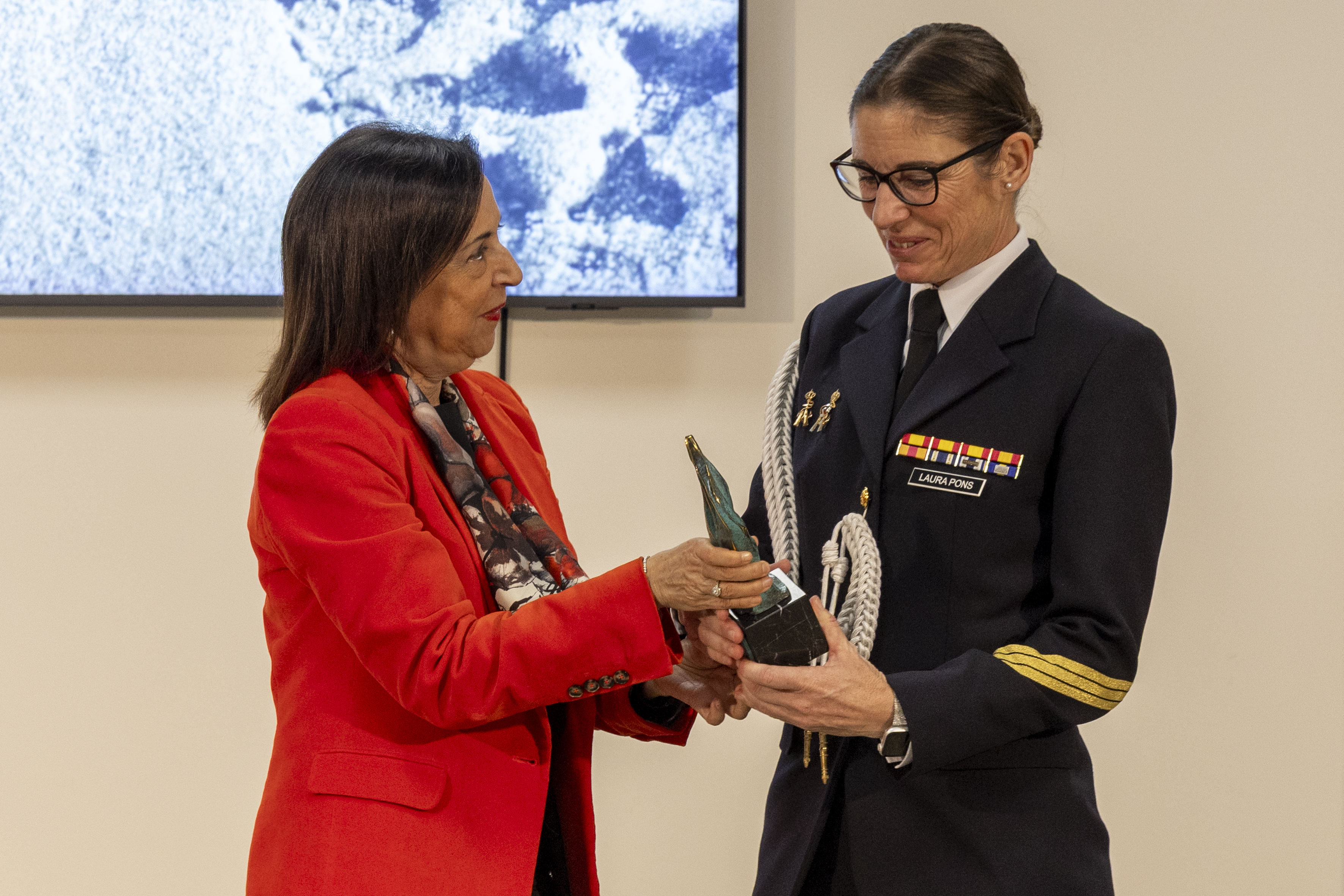 El premio ‘Soldado Idoia Rodríguez’ 2025 reconoce a la sargento alumna Laura Pons Miles, única buceadora de caza de minas ...