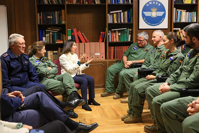 Visita de Robles a la UMAER y al CIMA en Base de Torrejón