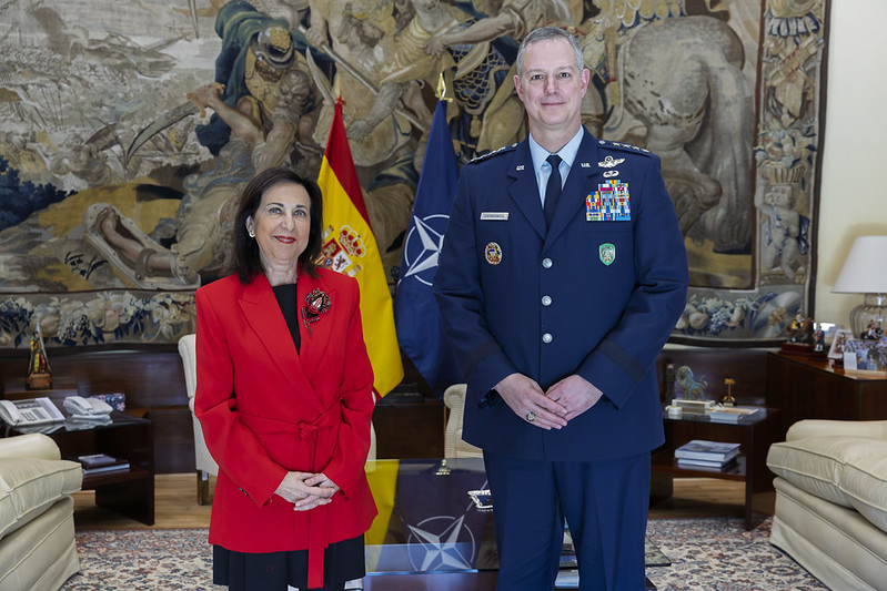 Mantiene una reunión, en la sede del ministerio, con el comandante del Mando Supremo Aliado en Europa, SACEUR, General Alexus G. Grynkewich.
