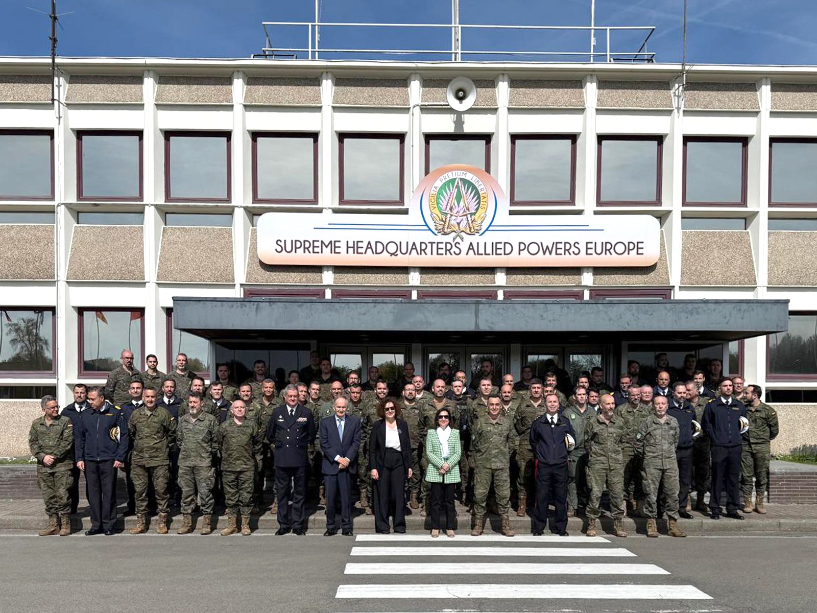 Robles visita el contingente español destinado en el Cuartel General Supremo de las Potencias Aliadas (SHAPE) en Mons (Bélgica).