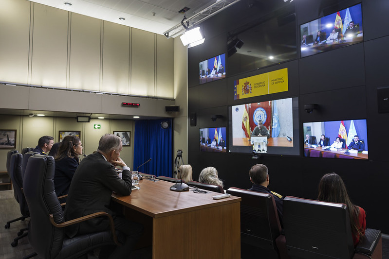Mantiene una videoconferencia con el contingente español en el Líbano.