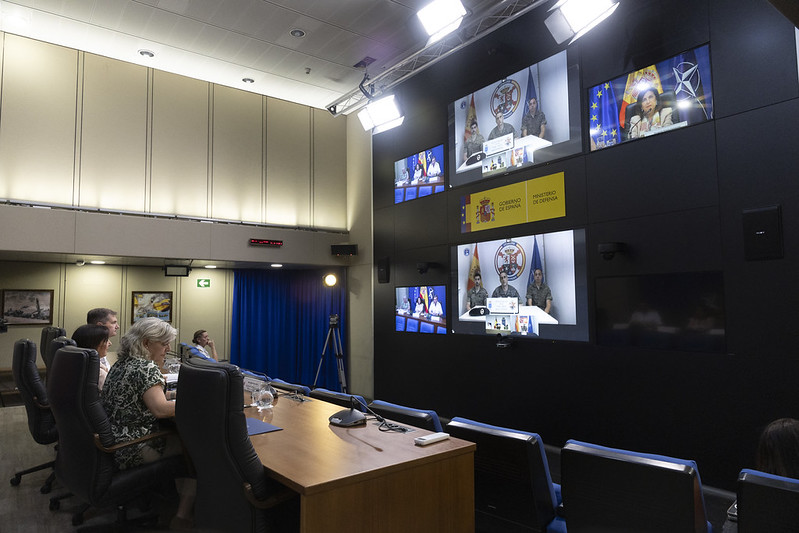 Mantiene una reunión por videoconferencia con el mando del contingente español en Letonia