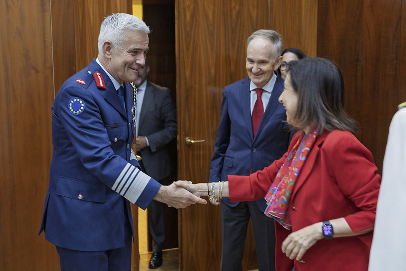 Mantiene una reunión con el presidente del Comité Militar de la Unión Europea, General Seán Clancy, en la sede del ministerio.