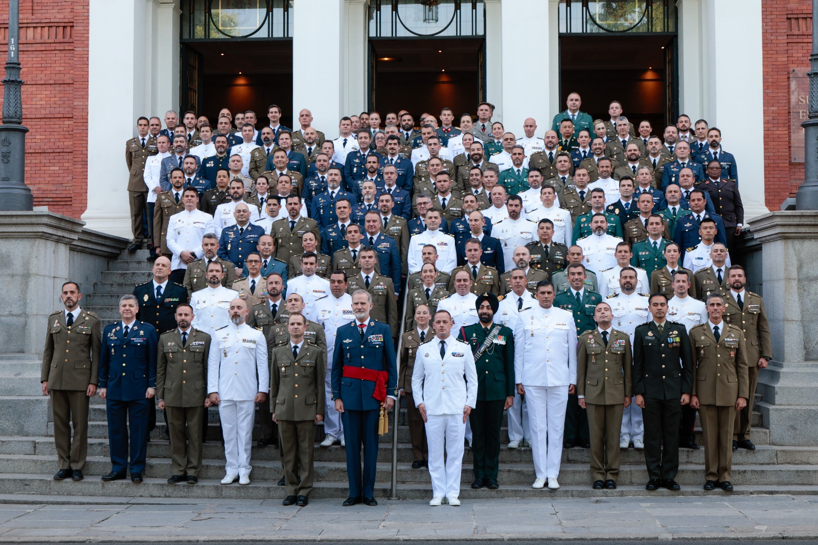 La Escuela Superior de las Fuerzas Armadas cierra el curso académico con la entrega de sus diplomas de Estado Mayor
