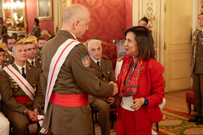 Robles preside la entrega de Grandes Cruces en el Cuartel General del ET