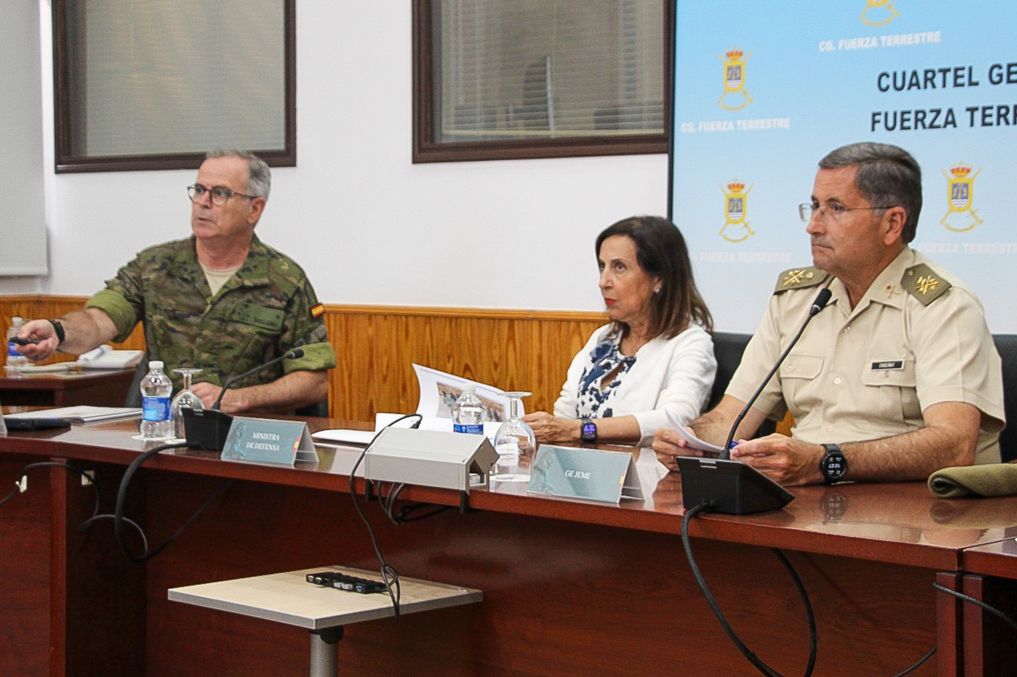 Robles visita la Fuerza Terrestre y destaca la profesionalidad del Ejército de Tierra