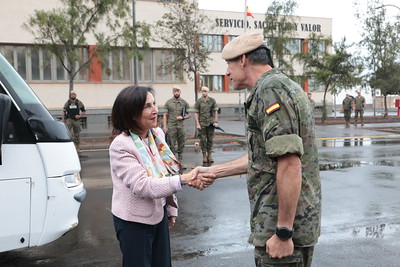 La ministra de Defensa agradece a la Brigada ‘Canarias’ XVI su papel clave en Ceuta y en misiones internacionales, “siempr...