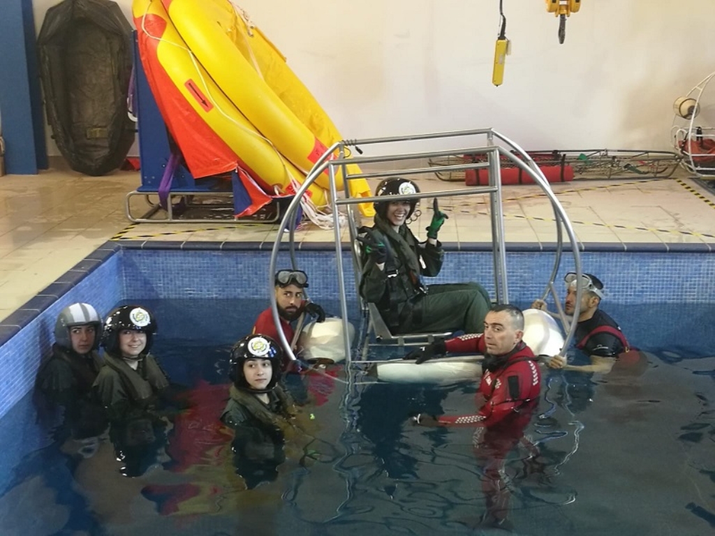 Alumnas de la UCM y Cátedra “Almirante Don Juan de Borbón” en la semana “Médico-Aeronáutica” del CIMA.