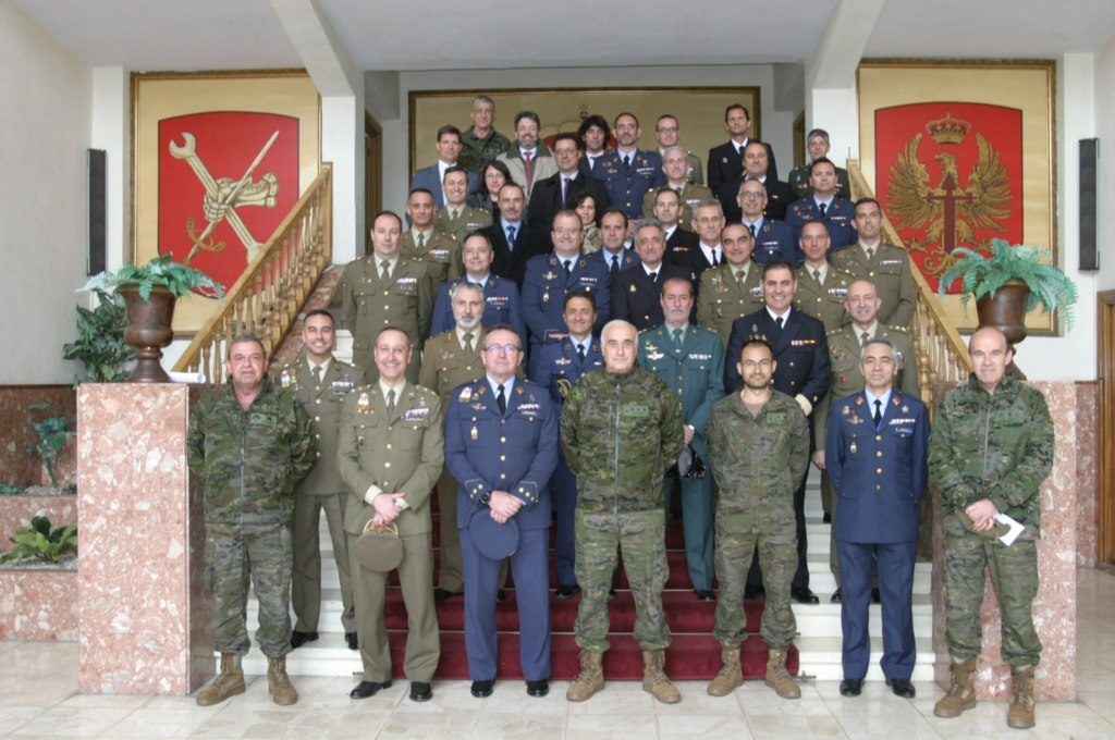 Alumnos del XXVI Curso de Alta Gestión en el Acuartelamiento San Cristóbal