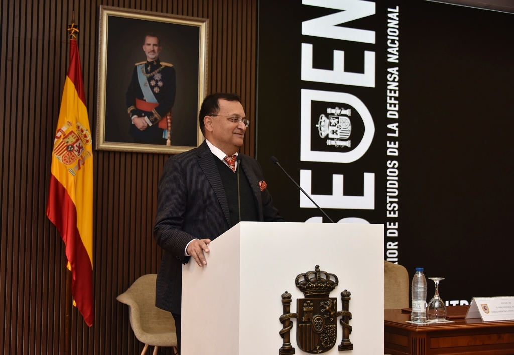 El Embajador impartiendo la conferencia_1