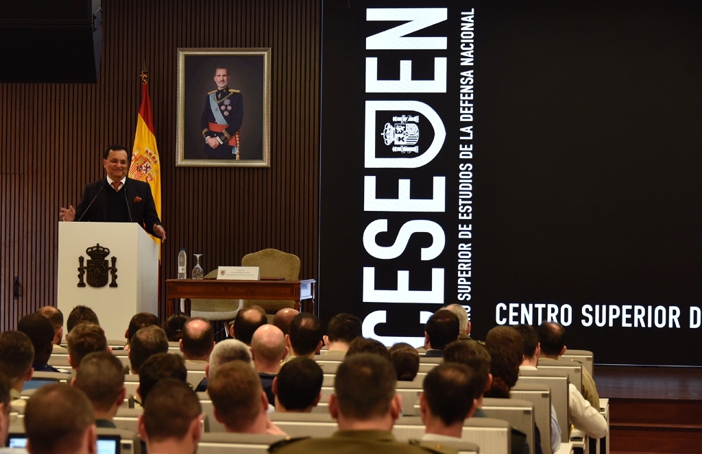 El Embajador impartiendo la conferencia_2