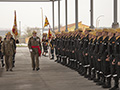 El día de su despedida, el general Asarta pasa revista a la Fuerza junto al teniente general Muro, Jefe de la UME.