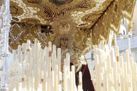 Detalle de la bambalina trasera del palio de la Virgen del Rosario de la Hermandad de San Pablo de Sevilla con escudo de la UME y letanía 